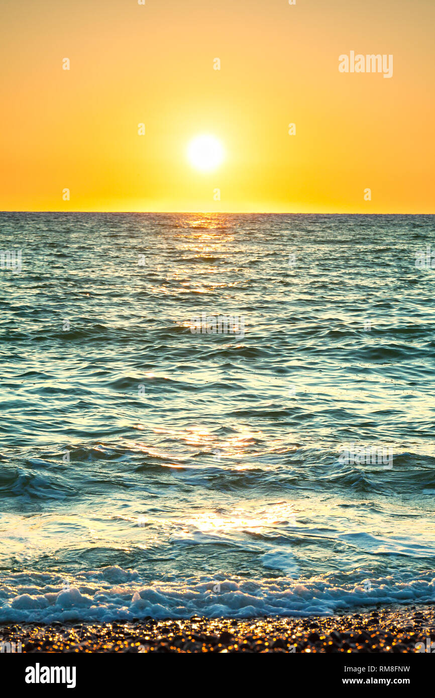 Meer Landschaft mit einem Sonnenuntergang. Abend Surfen Ozean. schöne Landschaft mit Sonnenaufgang über dem See Panoramaaussicht Stockfoto