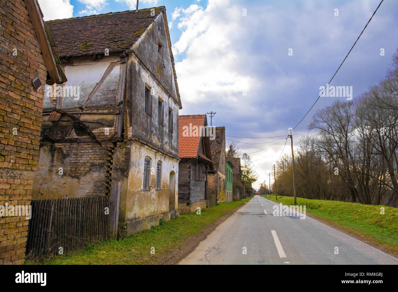 Verlassene Gebäude, in dem kleinen Dorf Krapje in Sisak-Moslavina County in Zentral Kroatien Stockfoto