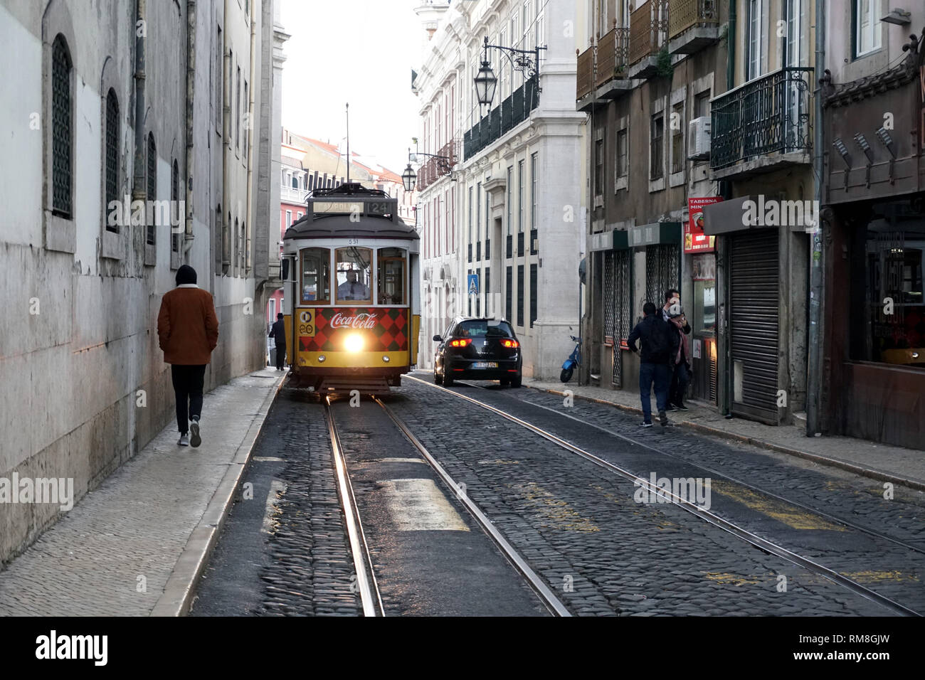 Berühmte Straßenbahn in Lissabon, Portugal. Eine beliebte Möglichkeit, in der Stadt zu reisen. Stockfoto