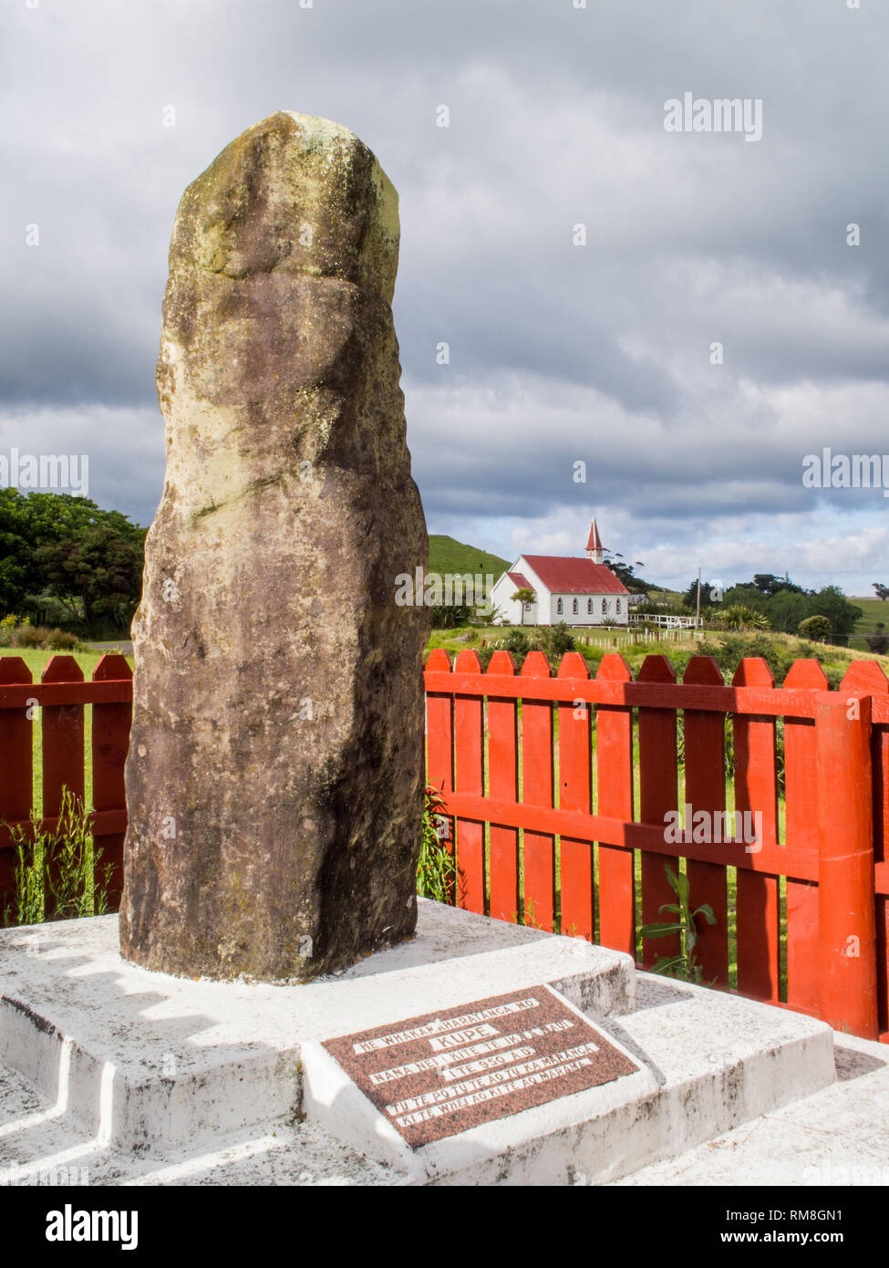 Kupe memorial Anker Stein, und St. Lukes anglikanische Kirche, Pakanae Marae, Hokianga, Northland, Neuseeland Stockfoto