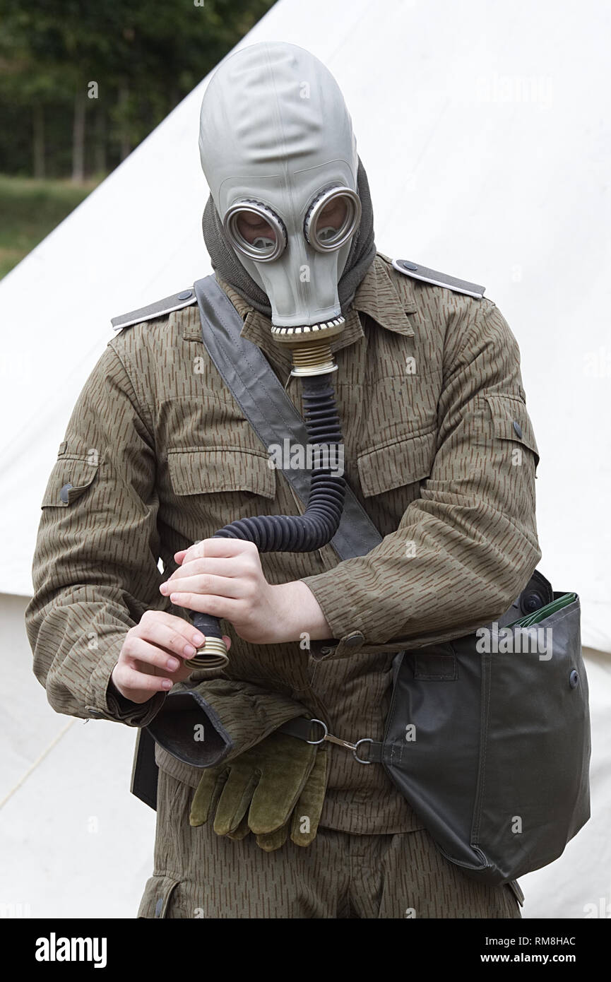 Mann mit einem russischen GP-5 Gas Maske mit Schlauch, Filter, und Träger  Stockfotografie - Alamy