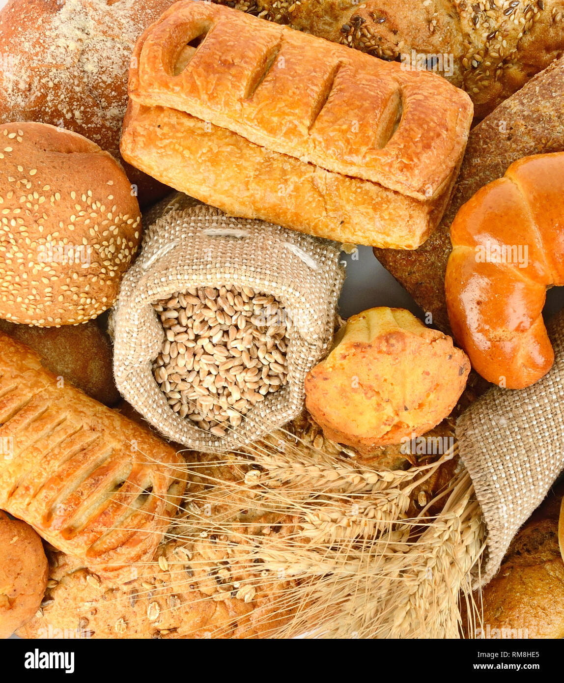Hintergrund Brot aus Weizen und Roggen hergestellt. Ansicht von oben. Stockfoto