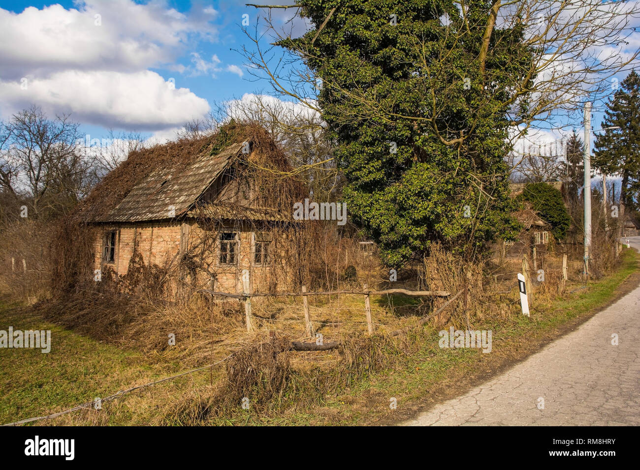 Verlassene Häuser in dem kleinen Dorf Suvoj in Sisak-Moslavina County, zentrale Kroatien Stockfoto