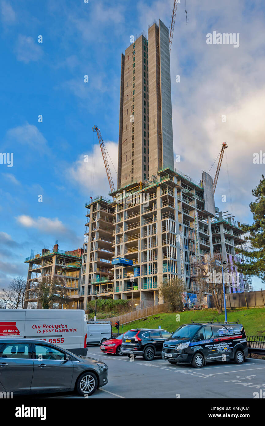 LONDON NORTH ACTON BAU NEUER WOHNUNGEN ODER APARTMENTS BLOCK IN DER NÄHE DES TRAVELODGE PARKPLATZ Stockfoto