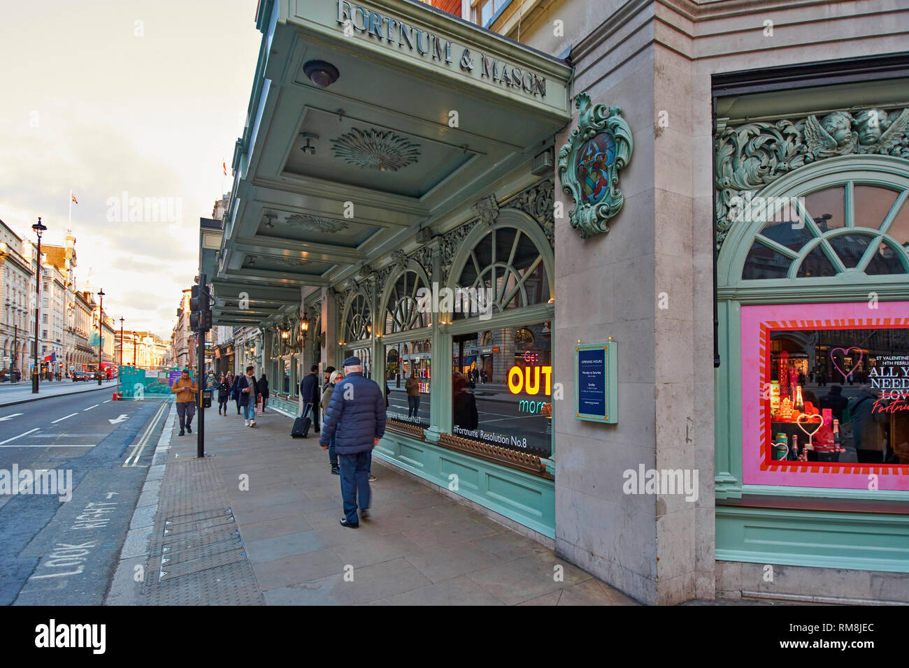 LONDON PICCADILLY Fortnum & Mason außen Fenster zeigt den Haupteingang und Käufer Stockfoto LONDON PICCADILLY Fortnum & Mason außen Fenster zeigt den Haupteingang und Käufer Stockfoto