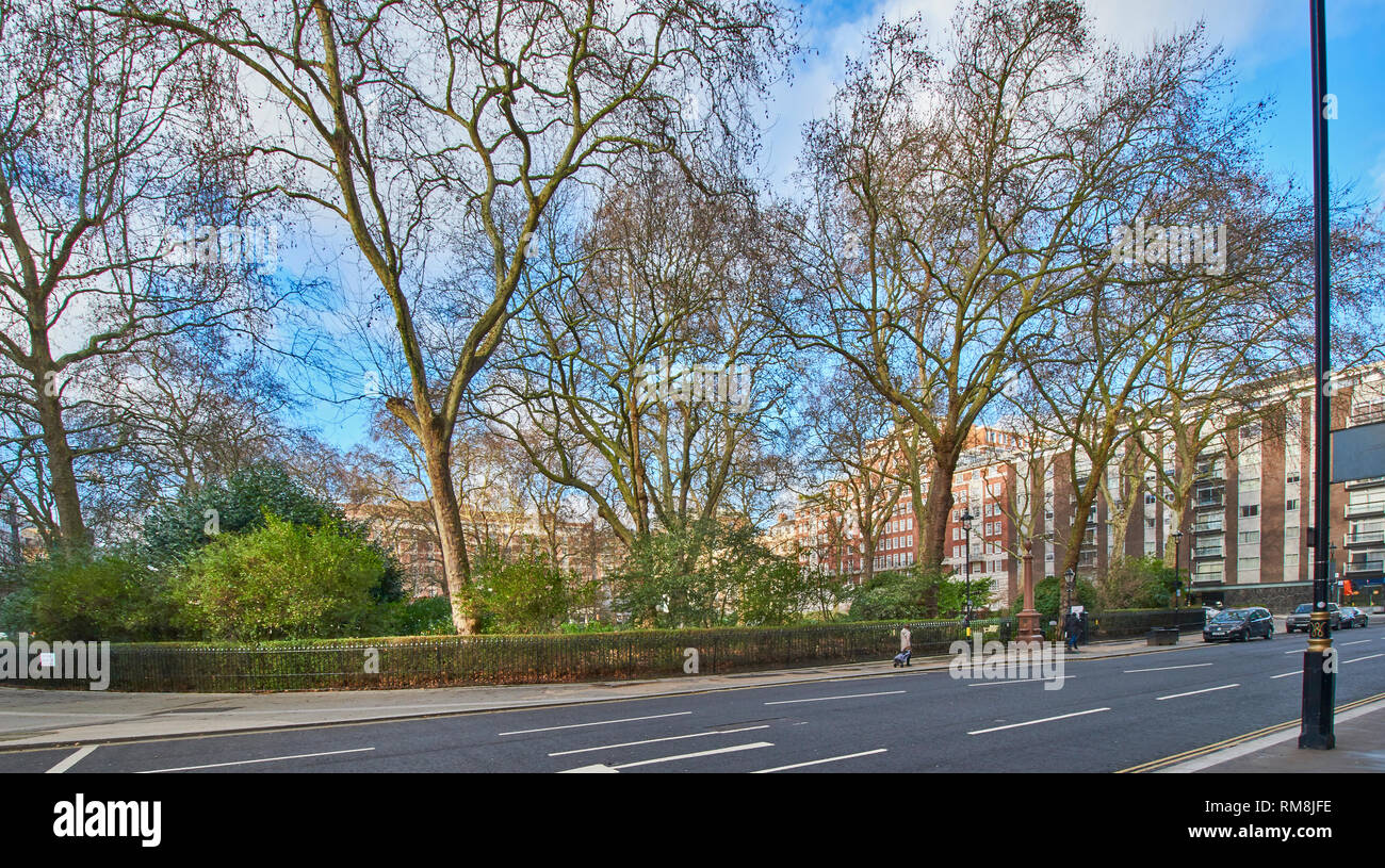 LONDON PORTMAN SQUARE UND GÄRTEN BAKER STREET IM VORDERGRUND. Stockfoto