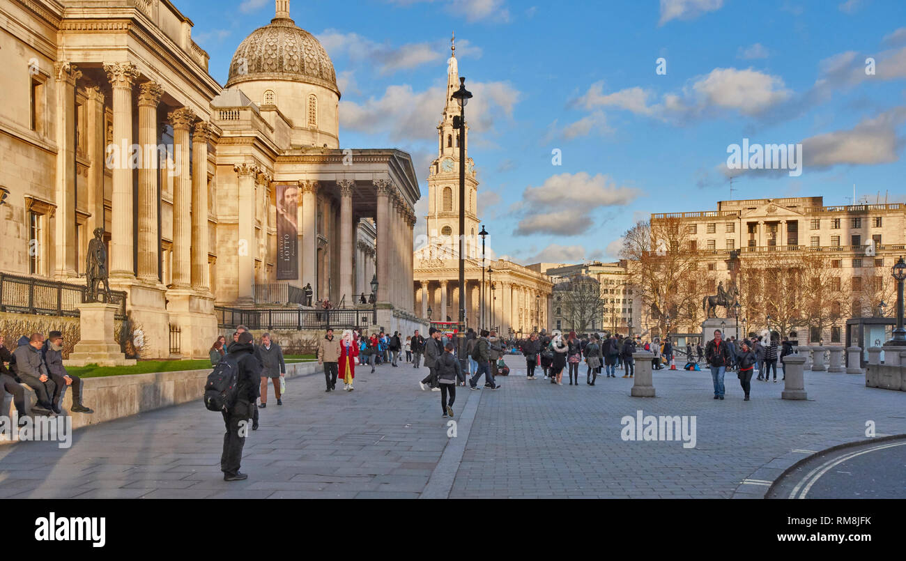 LONDON DER NATIONAL GALLERY UND ST MARTINS IM BEREICH MIT MENSCHEN Stockfoto