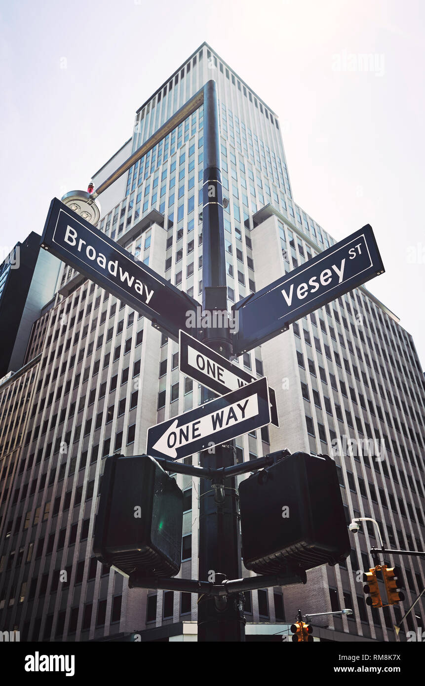 Suchen nach am Broadway und Vesey Street Sign, retro Farbe Tonen angewendet, New York, USA. Stockfoto