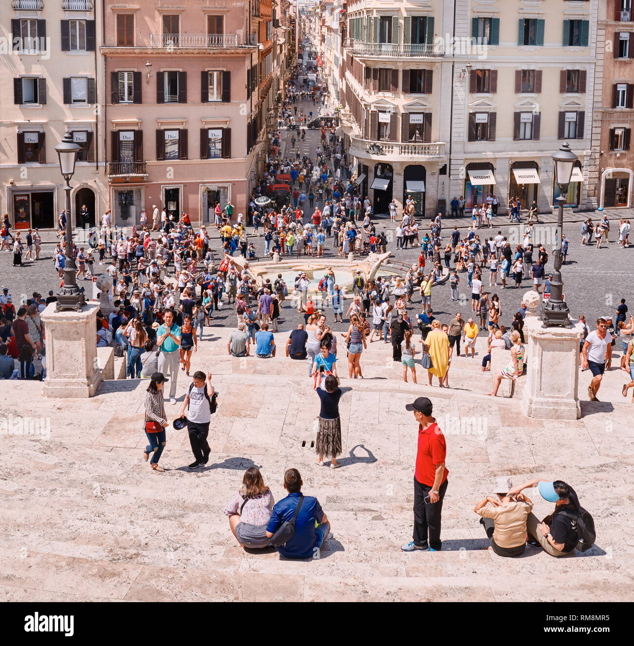 Italien, Rom, 30.Mai.2018, Piazza di Spagna, Masse von Touristen um die barcaccia Brunnen Stockfoto