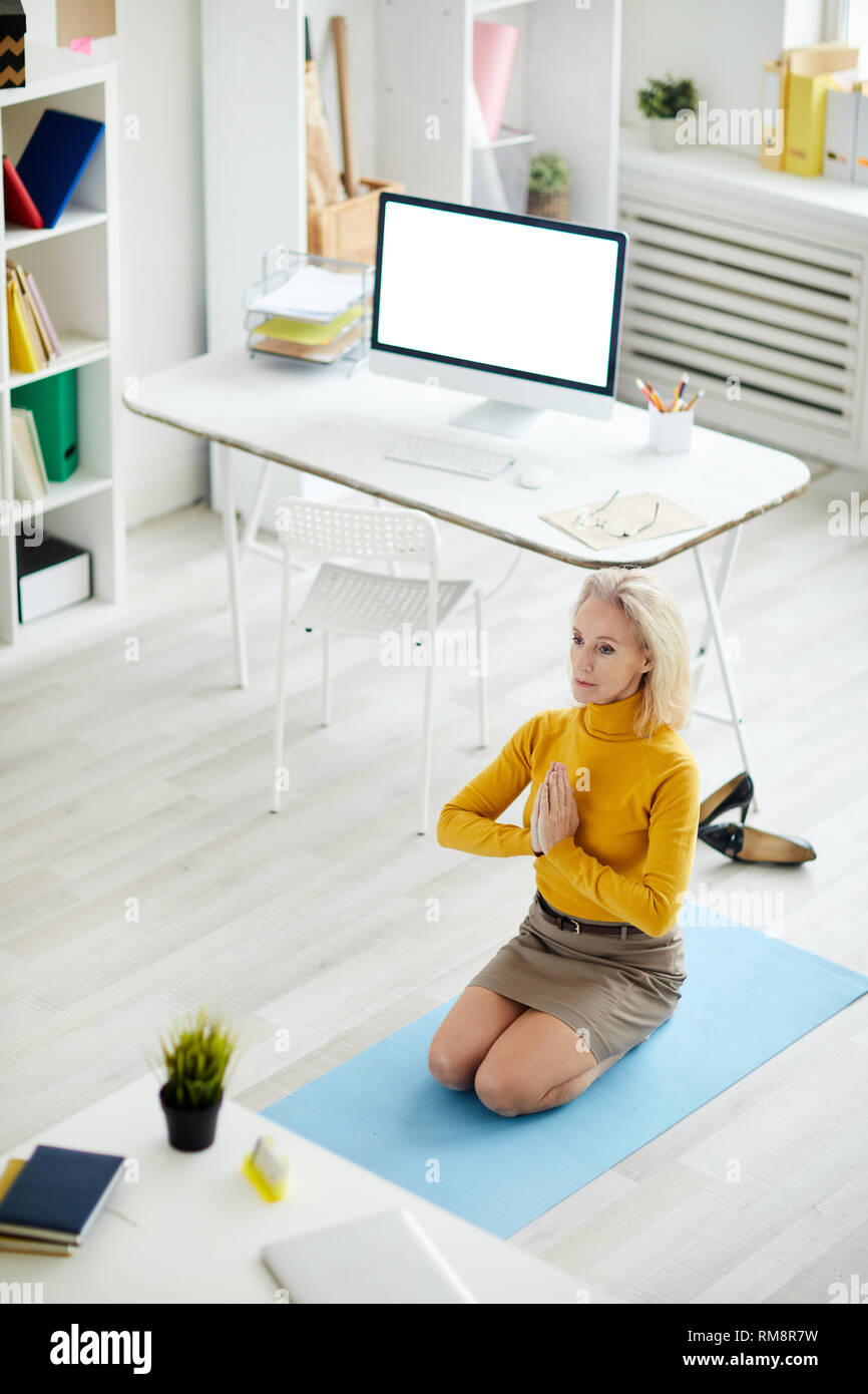Geschäftsfrau Yoga am Arbeitsplatz Stockfoto