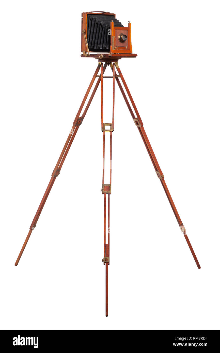 Ein antikes Holz Kamera mit Faltenbalg, liegt auf einer alten hölzernen Stativ isoliert auf weißem Stockfoto