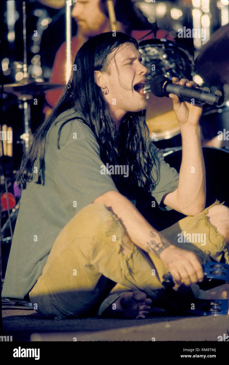 Blind Melon Sanger Shannon Hoon Wird Gezeigt Auf Der Buhne Wahrend Der Woodstock 94 Stockfotografie Alamy
