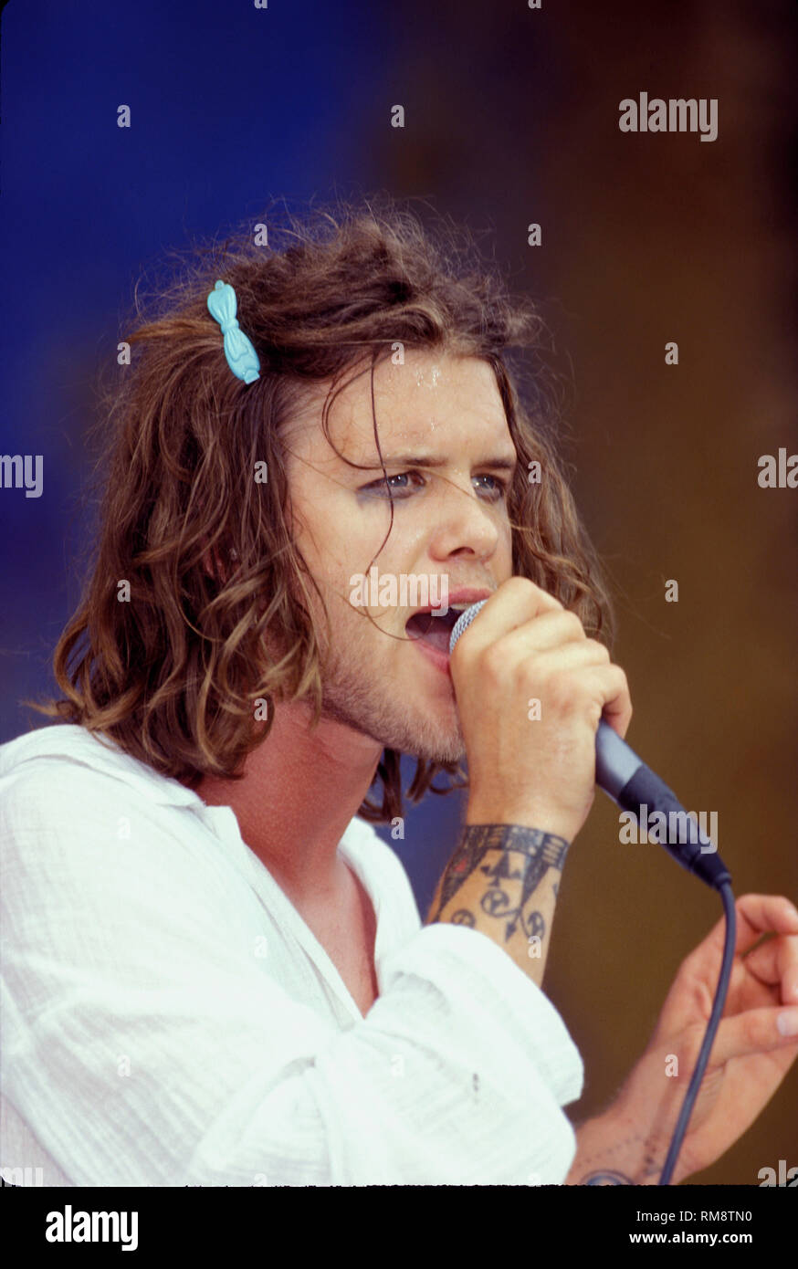Blind Melon Sanger Shannon Hoon Wird Gezeigt Auf Der Buhne Wahrend Der Woodstock 94 Stockfotografie Alamy