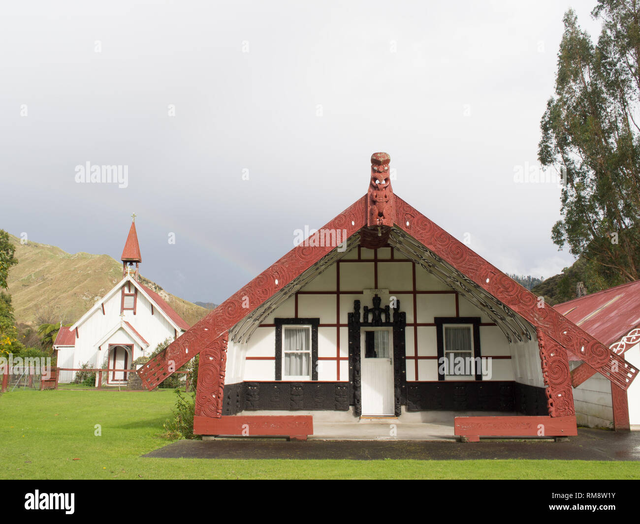 Geschnitzte Meeting House wharenui Poutama und Pepara Kirche, Koriniti Marae, Whanganui River, New Zealand Stockfoto