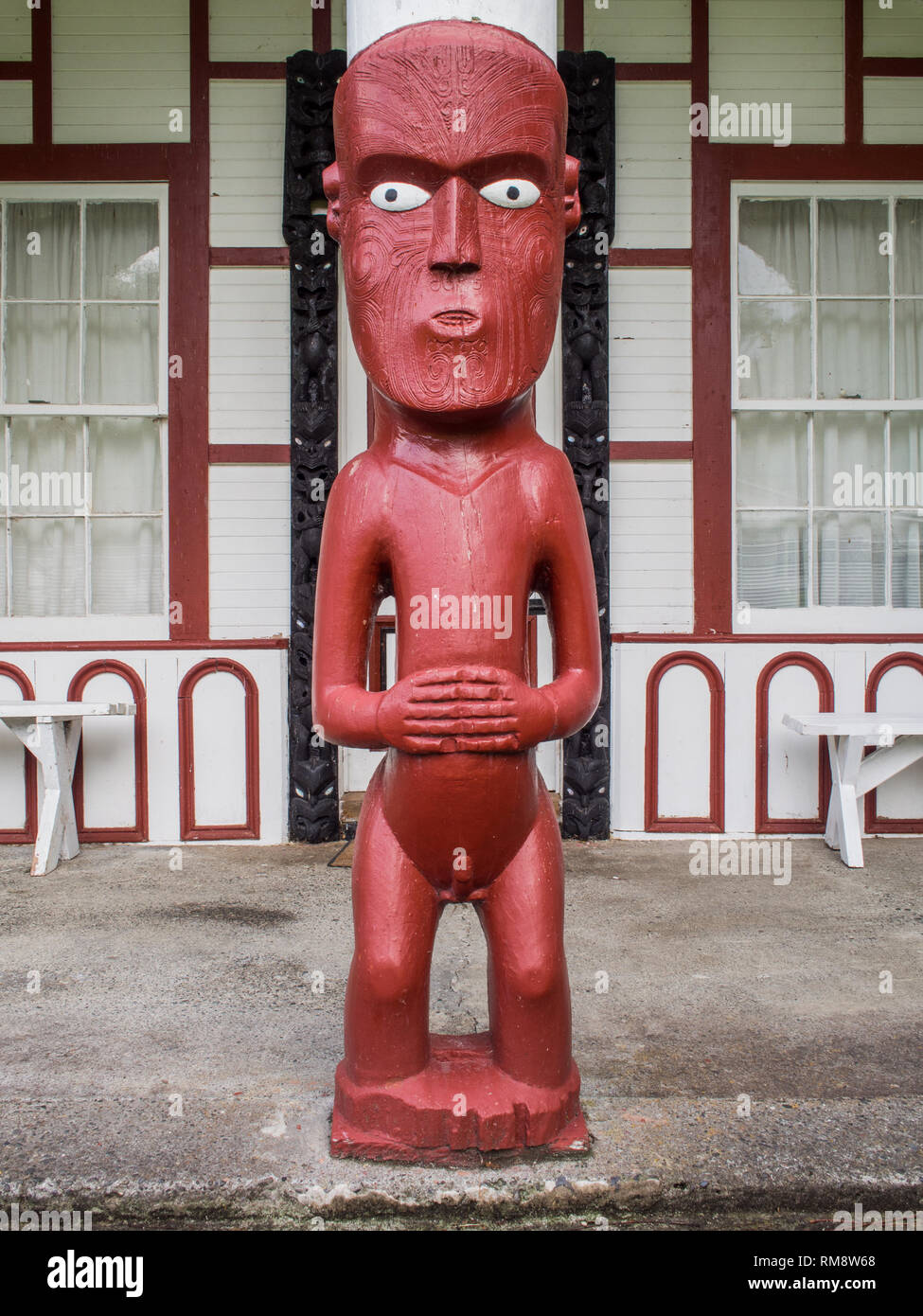 Geschnitzte Ahnenfigur, Te wharenui Waiherehere, Koriniti Marae, Whanganui River, New Zealand Stockfoto