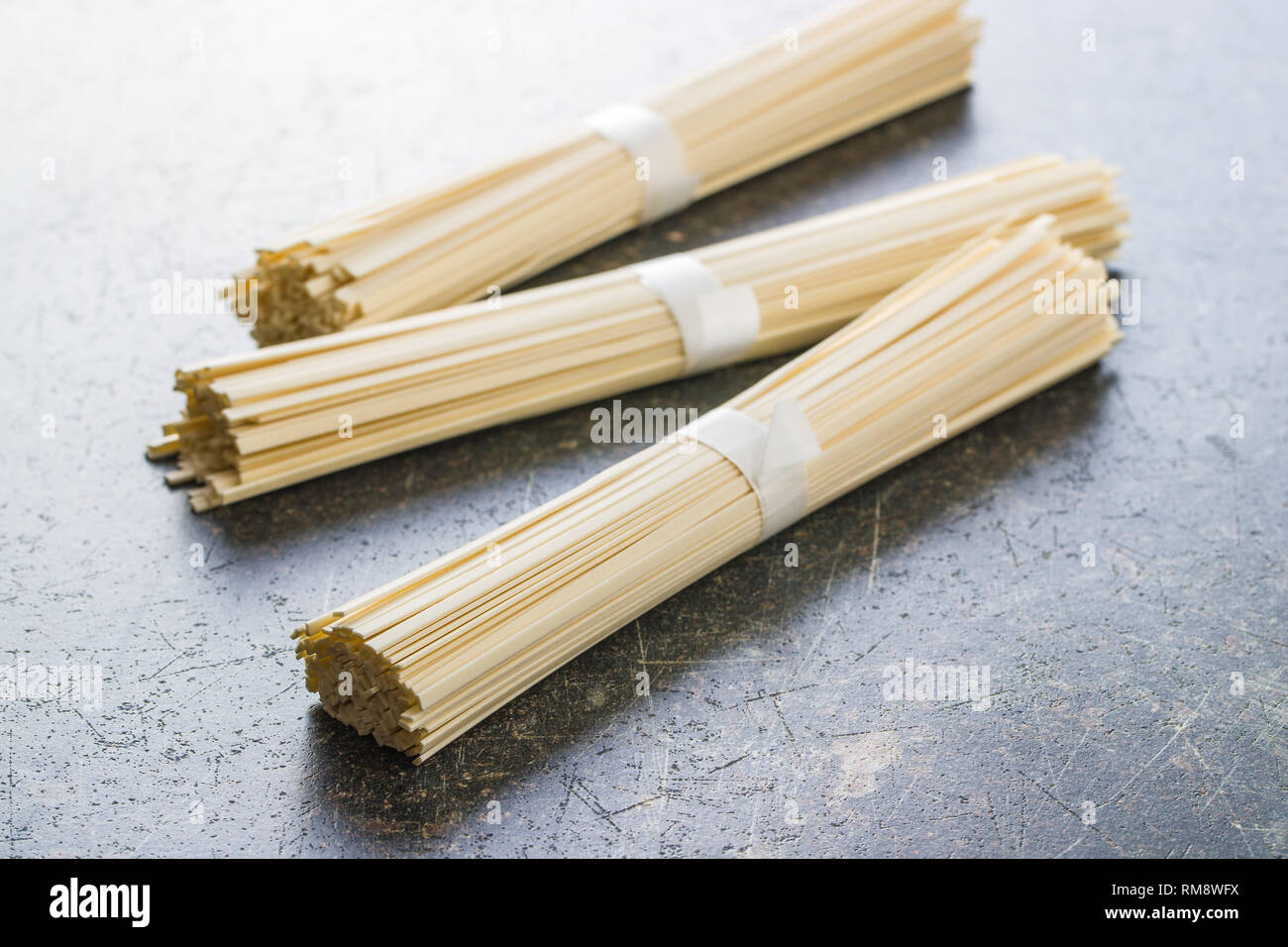 Raw Udon-nudeln auf alten Küchentisch. Stockfoto