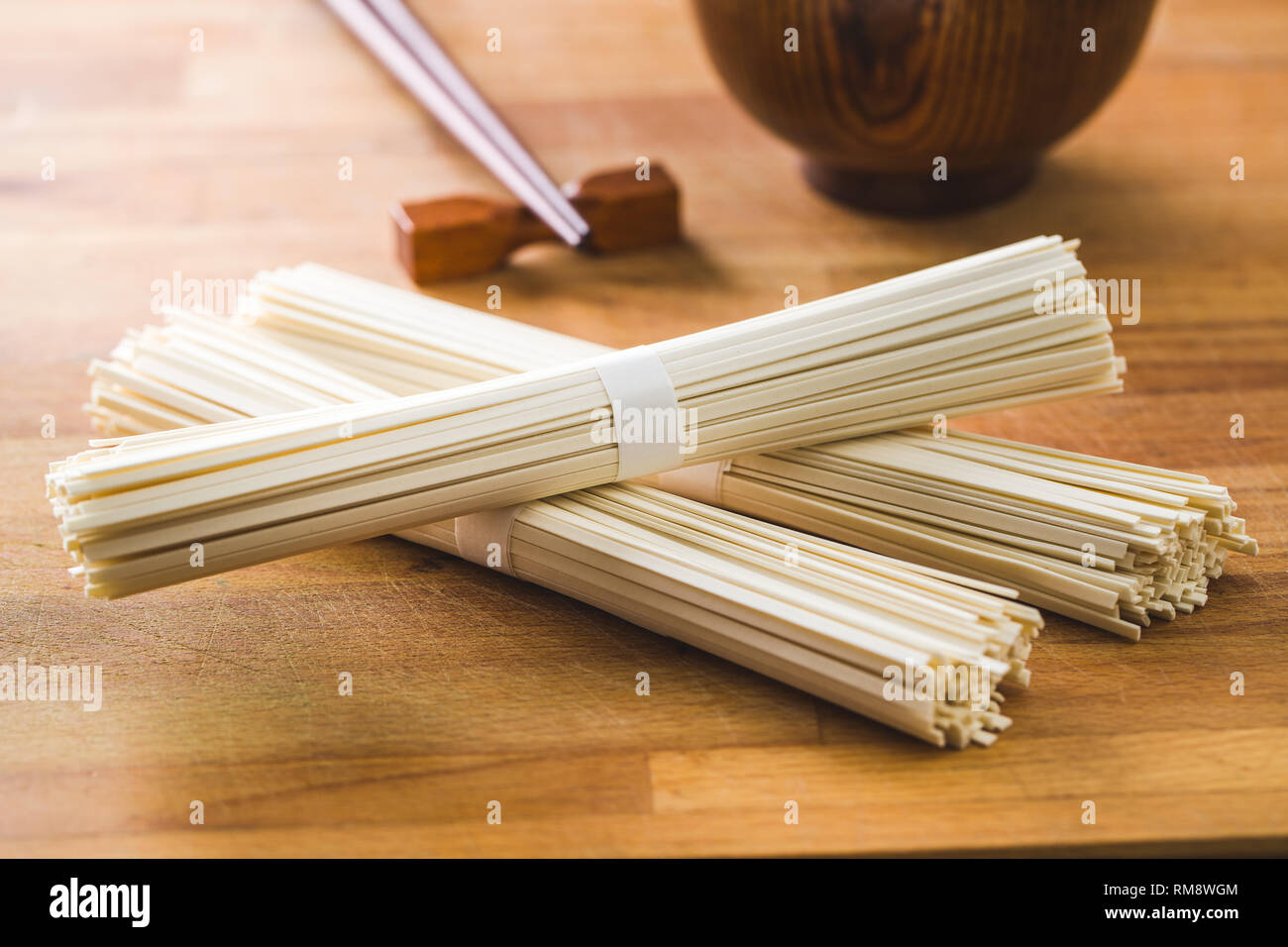 Raw Udon-nudeln auf hölzernen Tisch. Stockfoto