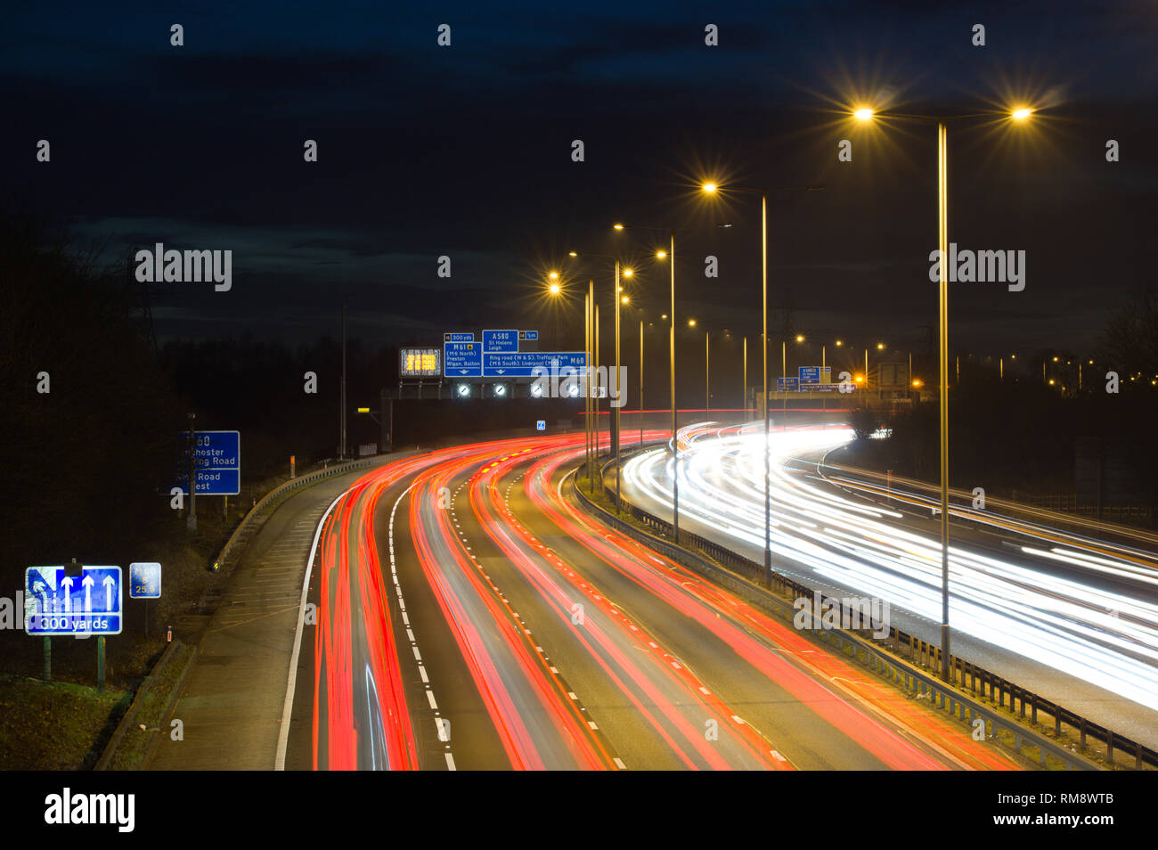 Die Smart Motorway-Gantry zeigt auf dem M60 das Ende einer Geschwindigkeitsbegrenzung zur Hauptverkehrszeit an. England, Großbritannien Stockfoto