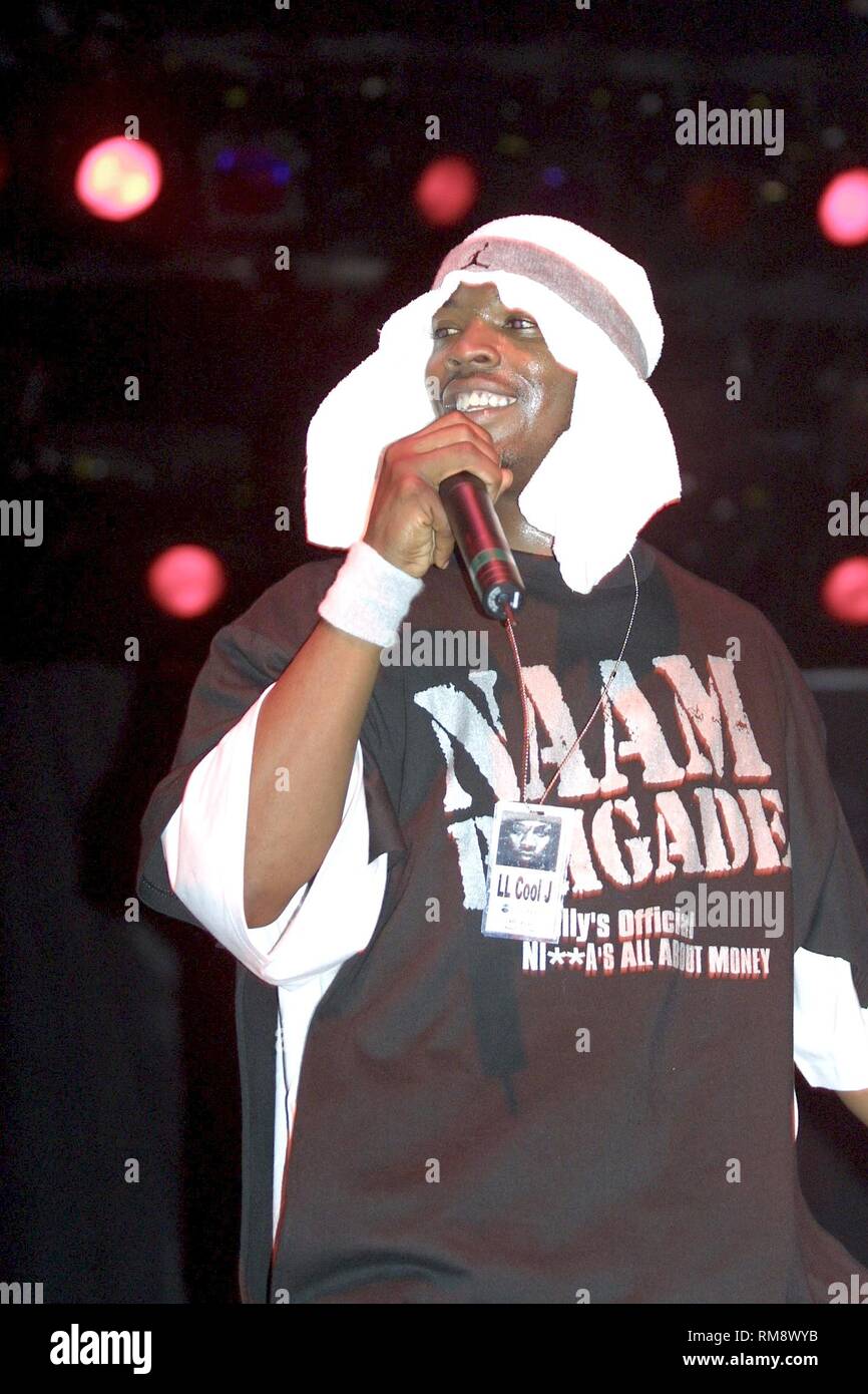 Ein Bandmitglied von Naam Brigade, eine hardcore rap Outfit, die aus Philadelphia kam in den 90er Jahren gezeigt wird, ist auf der Bühne während einer "live"-Konzert aussehen. Stockfoto