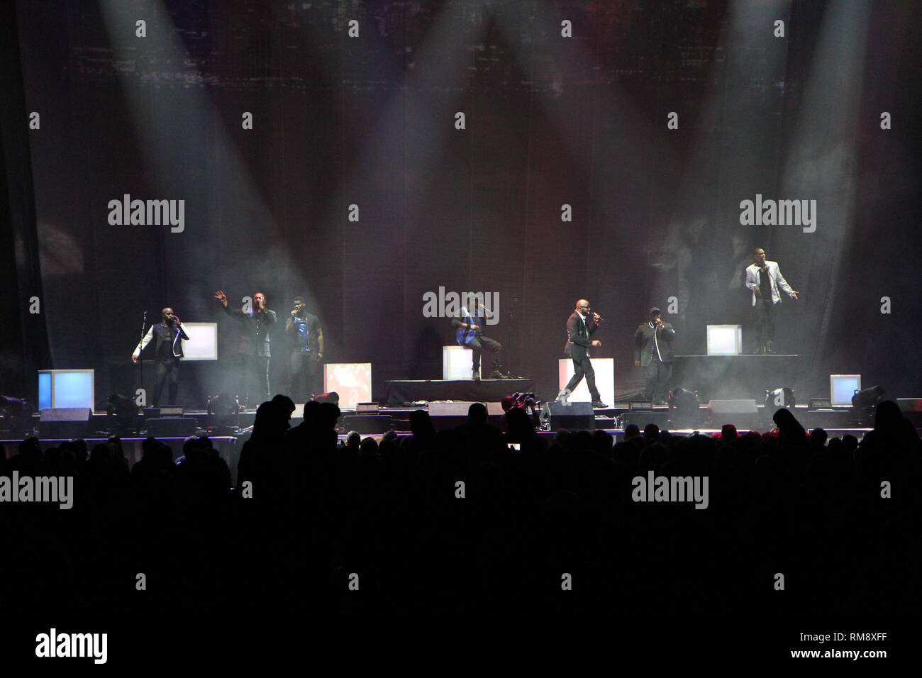 Sänger der A-cappella-Musik Gruppe natürlich 7 gezeigt werden, sind auf der Bühne während einer "live"-Konzert aussehen. Stockfoto