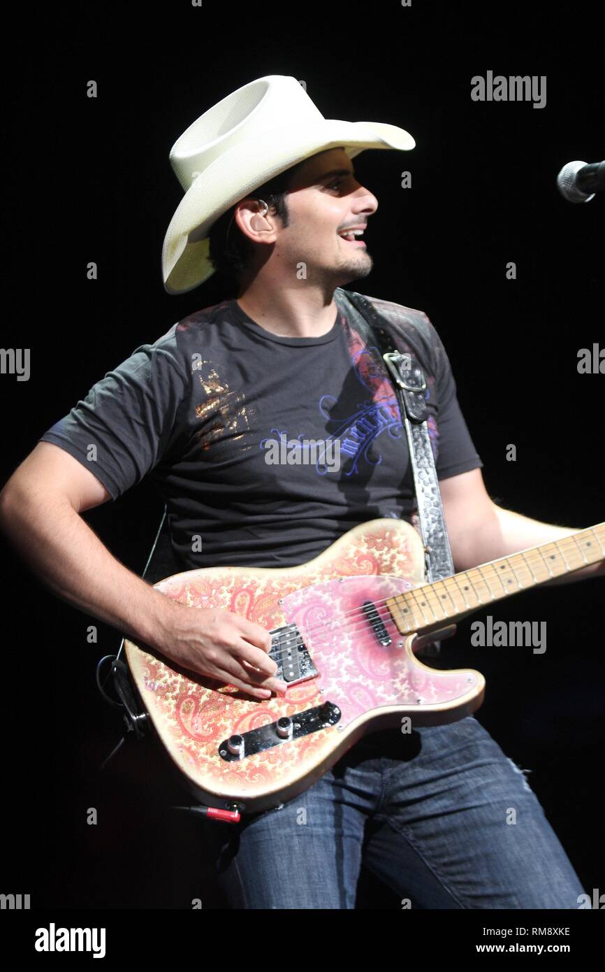 Grammy Award-winning Country Music Singer Songwriter und Gitarrist Brad Paisley wird gezeigt auf der Bühne während einer "live"-Konzert aussehen. Stockfoto