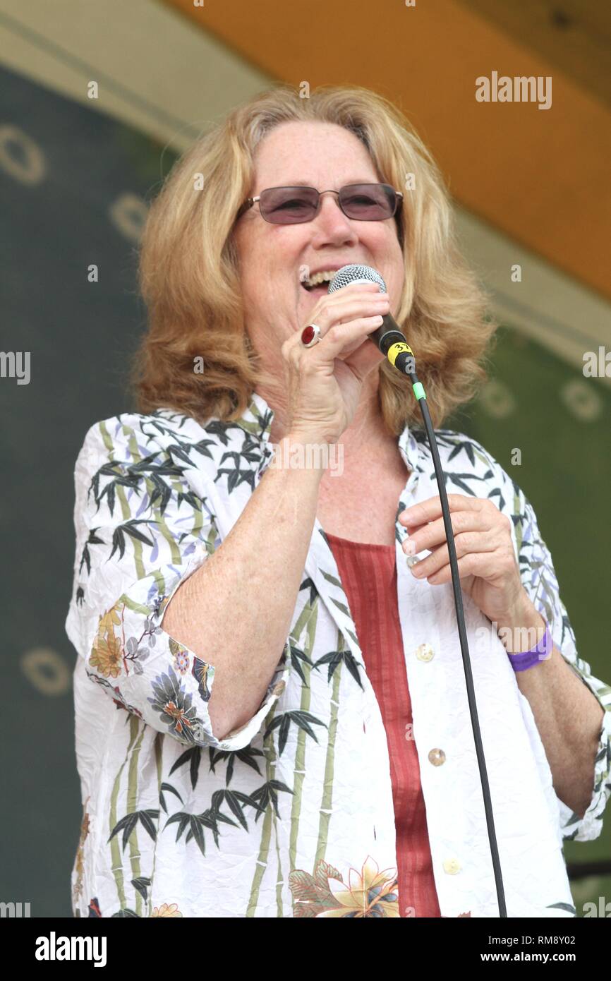 Sänger, Songwriter, Schauspieler, Lehrer und Aktivist für sozialen Wandel, Holly Near, dargestellt auf der Bühne während einer "live"-Konzert aussehen. Stockfoto