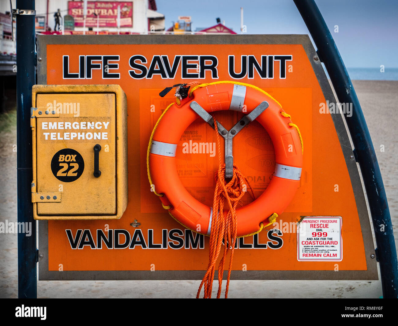 Lebensrettende Ausrüstung - Life Saver Einheit auf Great Yarmouth in Norfolk UK mit Vandalismus beachten Stockfoto