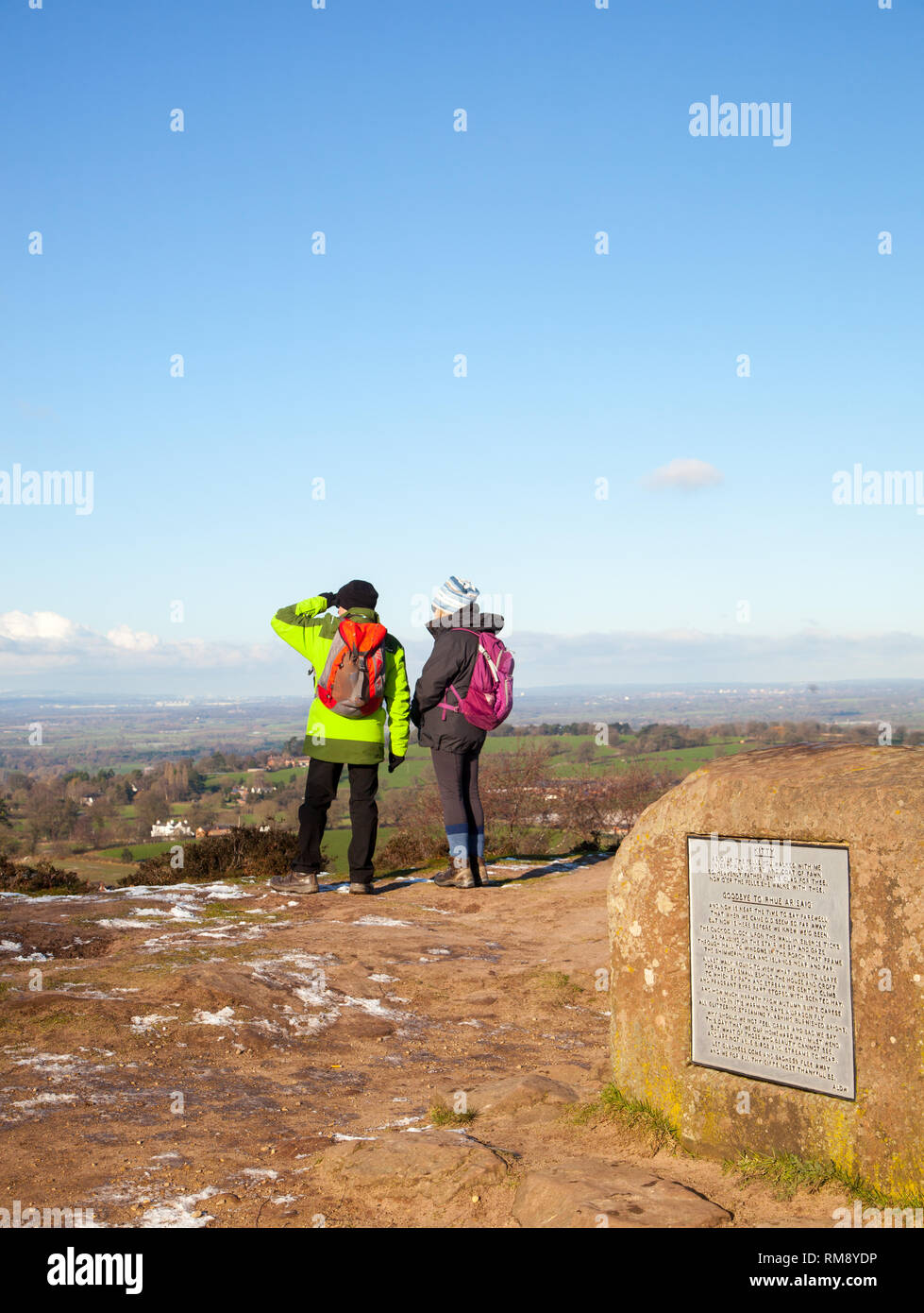 Menschen, Mann und Frau tragen Rucksäcke genießen den Blick auf die Cheshire Plain im Winter aus dem Sandstein trail auf Bickerton Hügel Cheshire Stockfoto