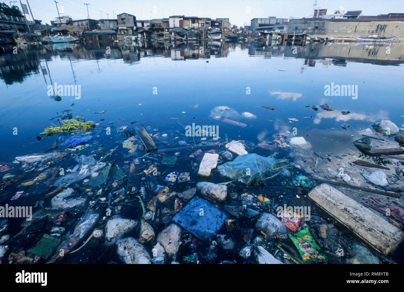PHILIPPINEN, Manila , Slum Bewohner von Dagat-Dagatan leben in der Nähe von schmutzigen offenen Kanalisation, die Krankheiten verursacht, schwimmenden Plastikmüll Stockfoto