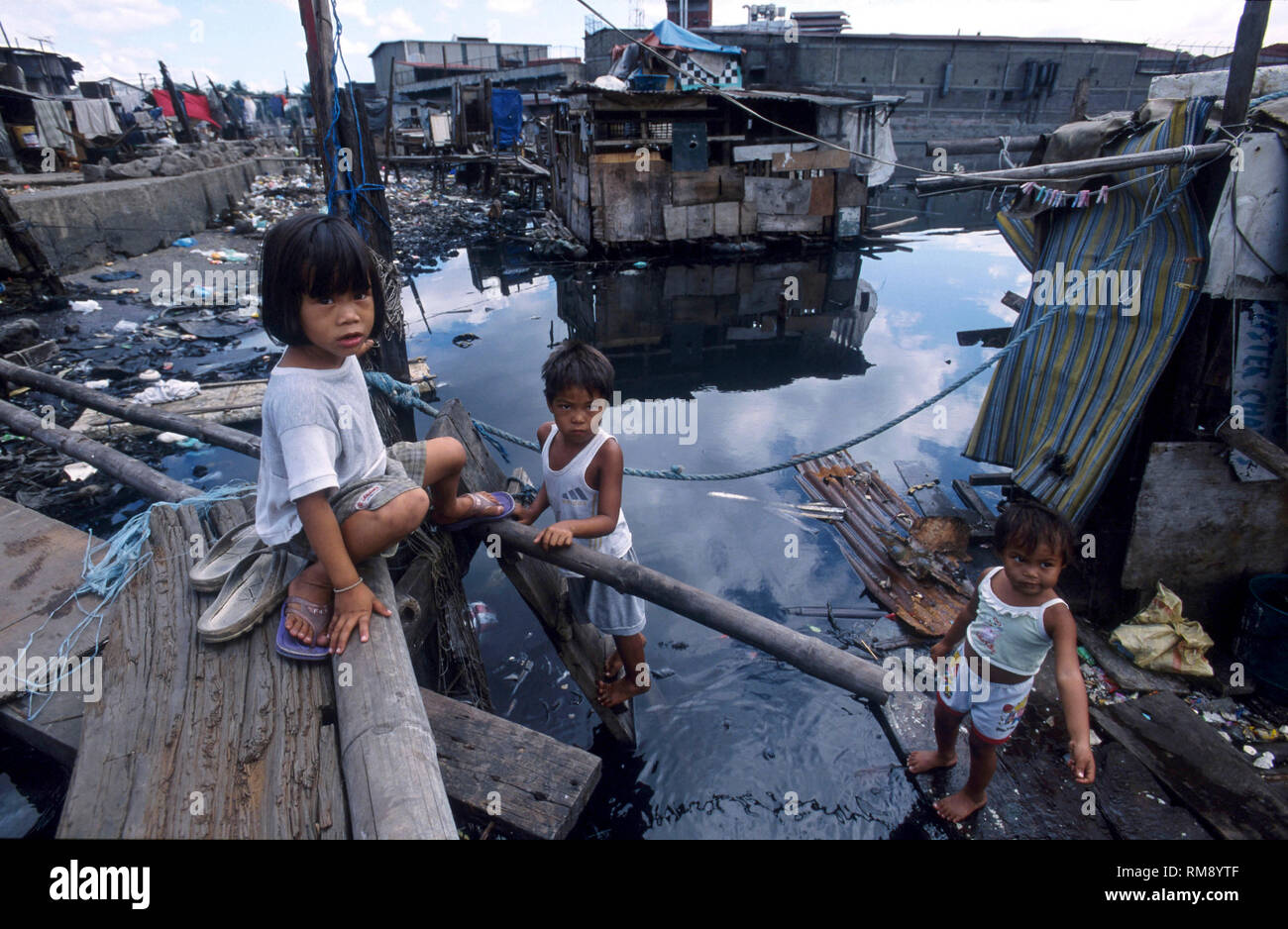 Philippinen, Manila, Slum Bewohner von Dagat-Dagatan lebt in der Nähe von verschmutzten offenen Abwasserkanal, welche Krankheiten Ursachen Stockfoto