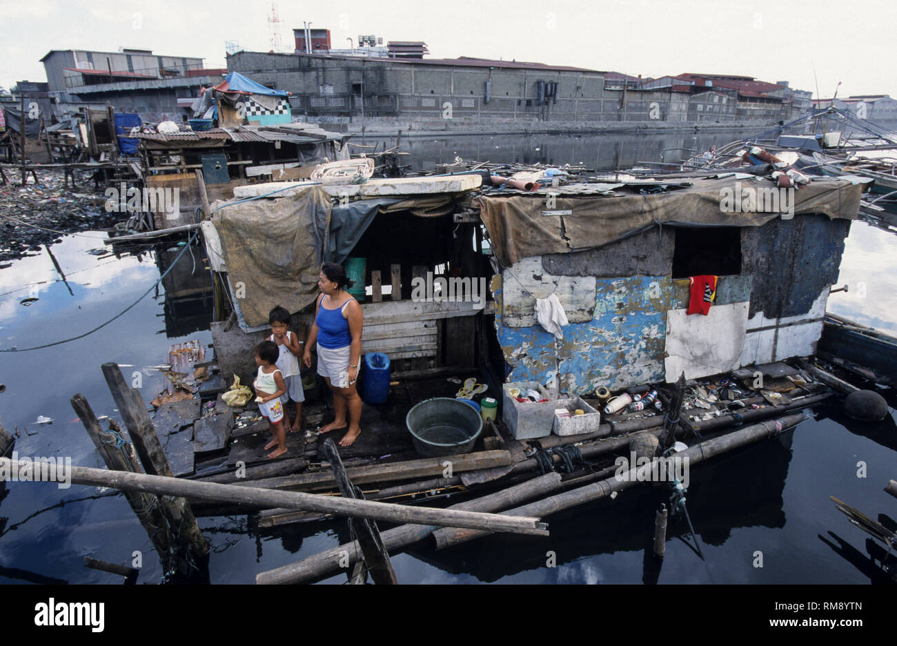 Philippinen, Manila, Slum Bewohner von Dagat-Dagatan lebt in der Nähe von verschmutzten offenen Abwasserkanal, welche Krankheiten Ursachen Stockfoto