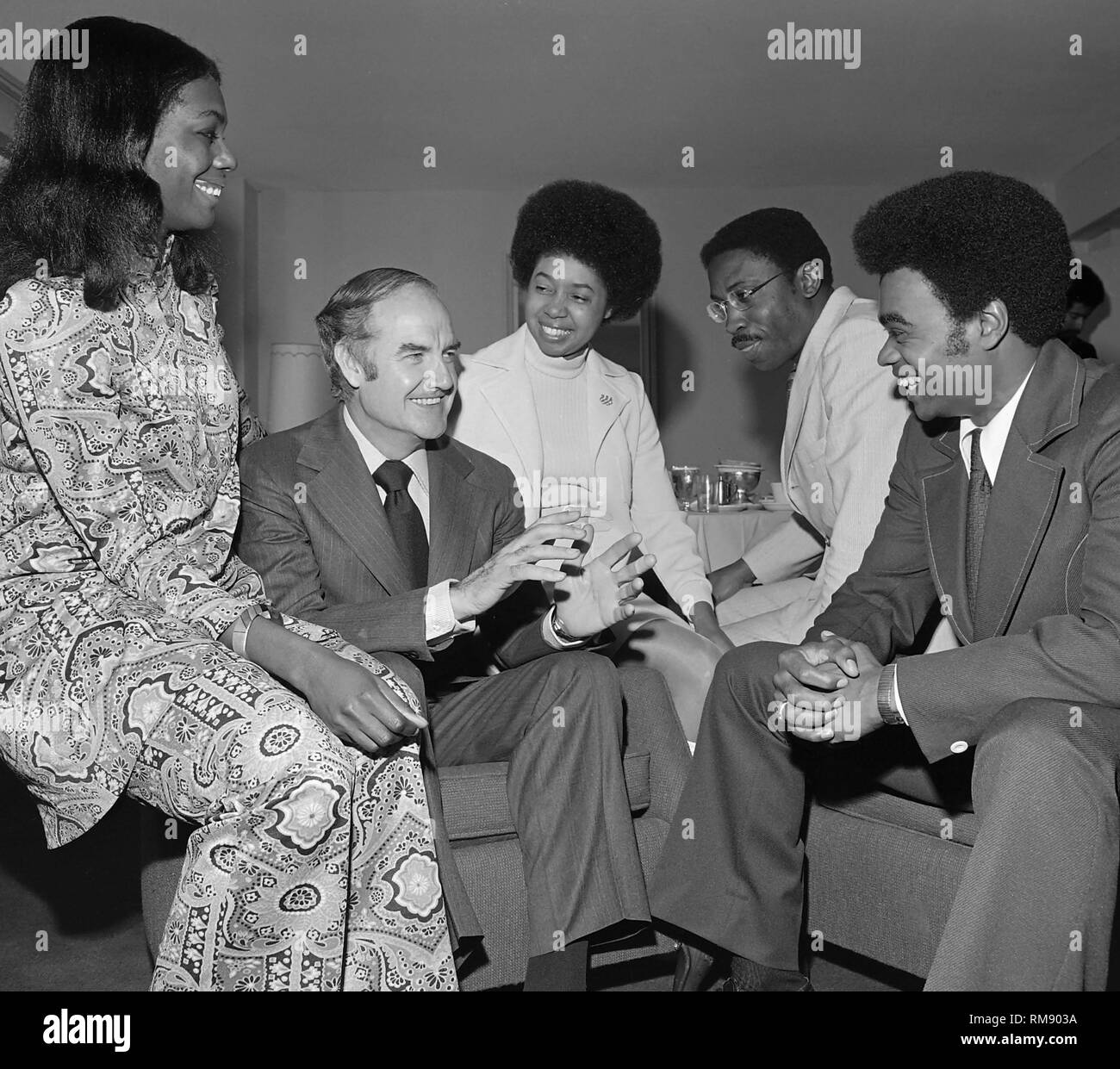 Präsidentschaftskandidat George McGovern trifft sich mit einer Gruppe von afrikanischen amerikanischen Wähler, bevor ein Benefizkonzert im April 15, 1972 Auf dem Forum in Los Angeles mit James Taylor Carole King, Barbra Streisand und Quincy Jones. Stockfoto