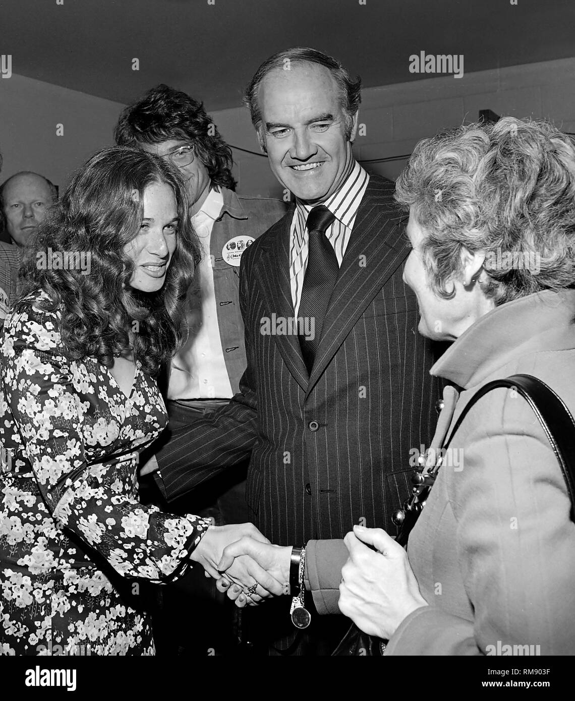 Sängerin Carole King grüßt Eleanor McGovern, Gattin des Präsidentschaftskandidaten George McGovern, bevor ein Benefizkonzert im April 15, 1972 Auf dem Forum in Los Angeles mit James Taylor Carole King, Barbra Streisand und Quincy Jones. Stockfoto