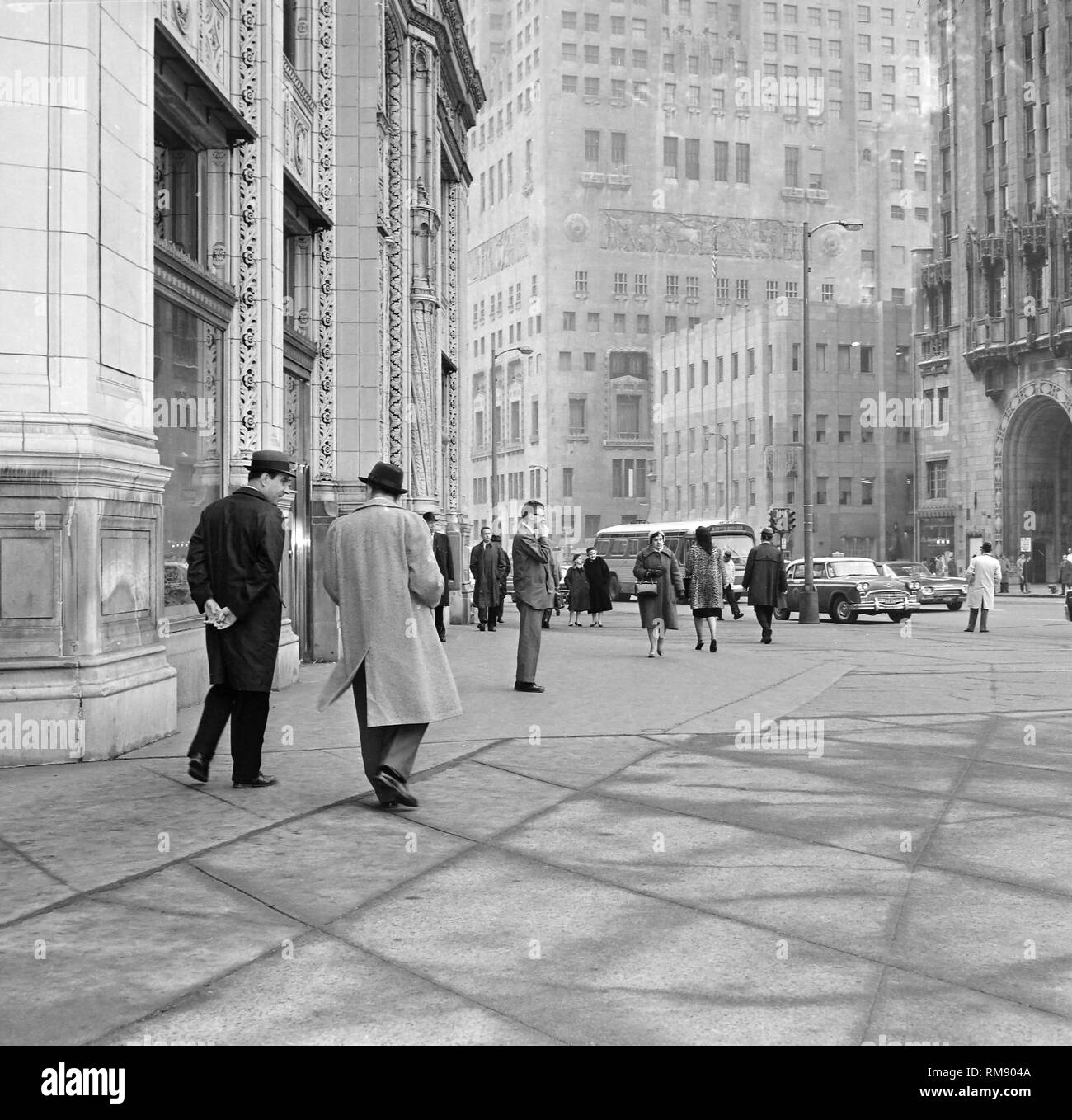 Chicago street Szene vor dem Wrigley Building und über Michigan Avenue von Tribune Tower, Ca. 1964. Stockfoto