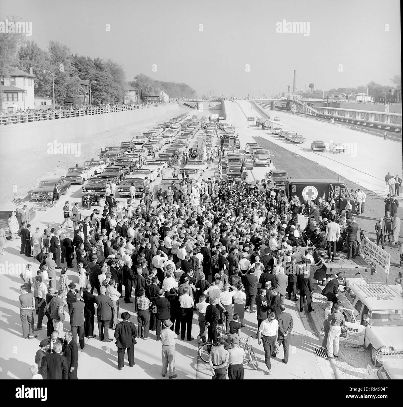 Eine Menschenmenge sammelt zu watch Illinois Gouverneur William Stratton und Bürgermeister von Chicago Ernest Hemingway der Kongress Expressway 1956 öffnen. Stockfoto