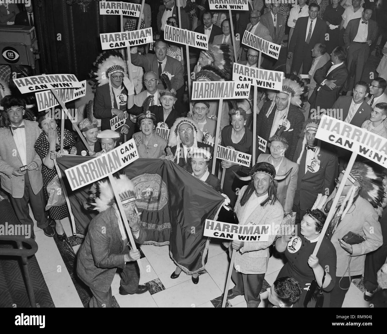 Eine Gruppe von Delegierten aus Idaho bei Chicago's Blackstone Hotel verkleiden sich als gebürtige Amerikaner und auf eine Demonstration Förderung New York reg. Averell Harriman für den demokratischen Präsidentschaftskandidaten in Chicago 1956. Stockfoto