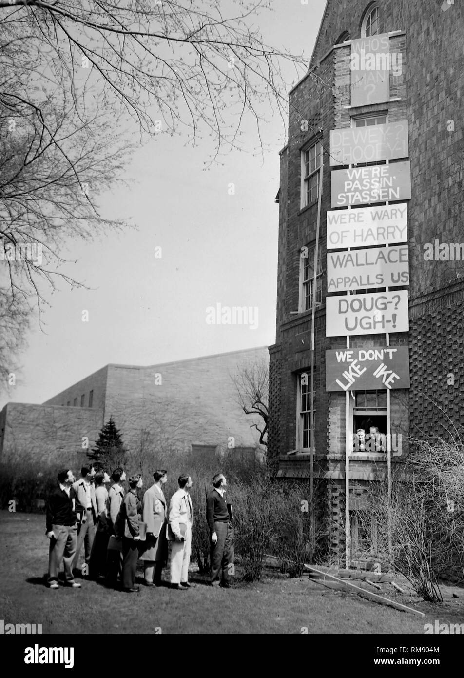 Northwestern University Männer schauen auf ein Array von Zeichen auf ihrem Schlafsaal über die Präsidentschaftswahlen von 1948 in Evanston, Illinois. Stockfoto