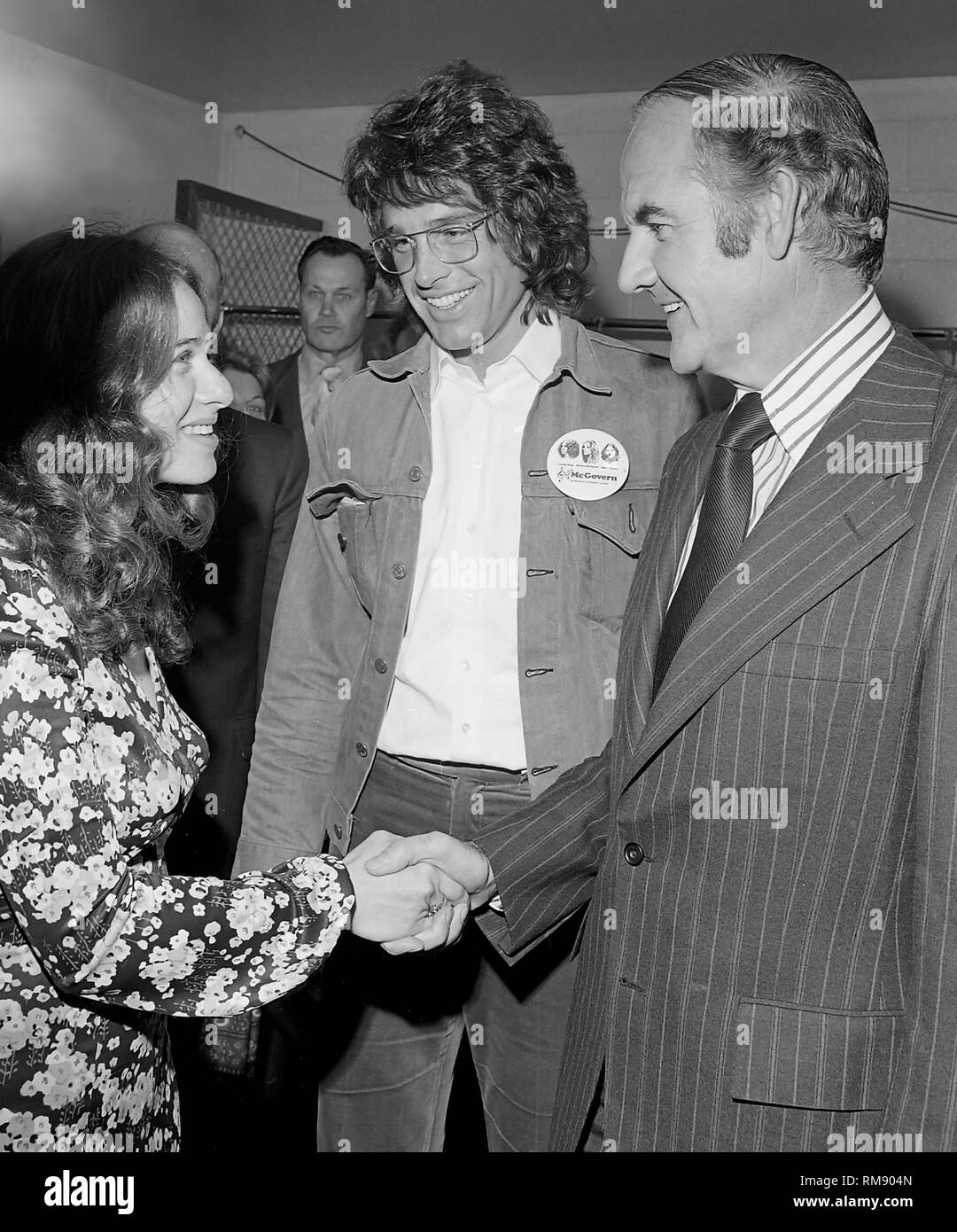 Sängerin Carole King grüßt Präsidentschaftskandidat George McGovern, bevor ein Benefizkonzert im April 15, 1972 Auf dem Forum in Los Angeles mit James Taylor Carole King, Barbra Streisand und Quincy Jones. Stockfoto