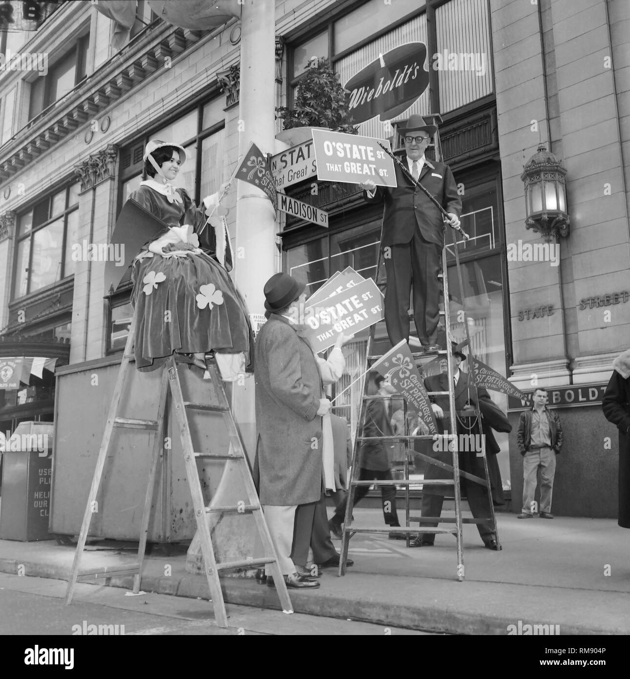 State Street in Chicago ist für den St. Patrick's Day eingerichtet, Ca. 1962. Stockfoto