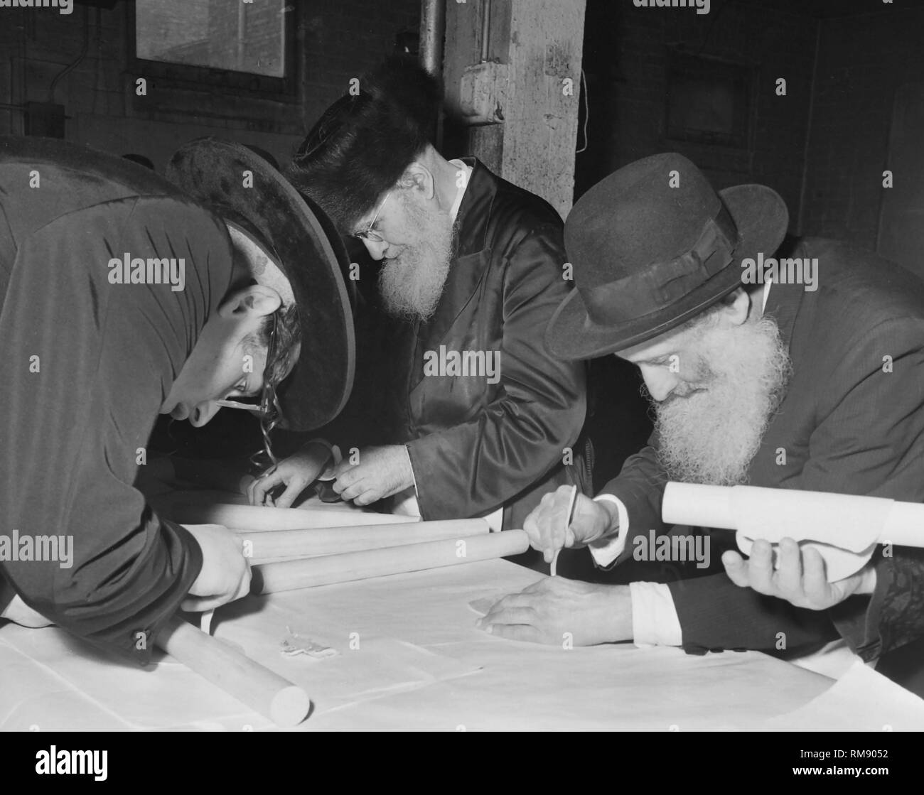 Chassidische Juden in Chicago machen matzo für Pessach, Ca. 1966. Stockfoto