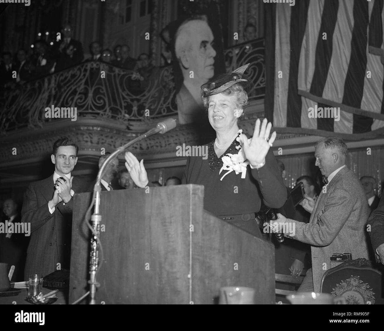Eleanor Roosevelt nimmt das Podium bei einer Wahlkampfveranstaltung im Conrad Hilton Hotel in Chicago, Ca. 1950. Stockfoto