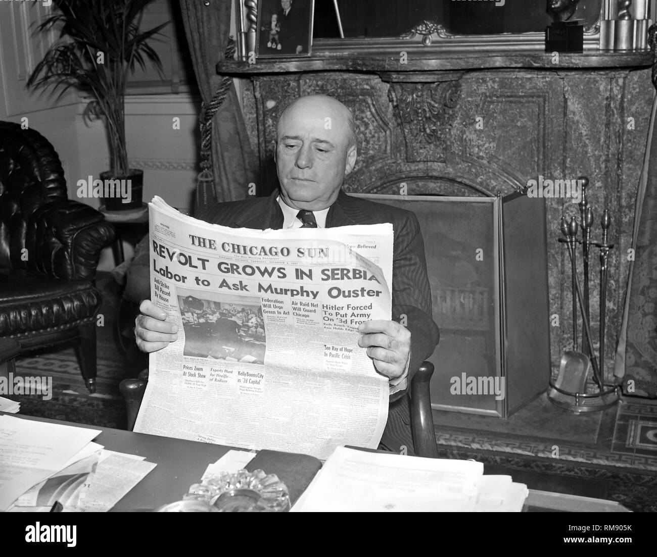 Sprecher des US House Sam Rayburn liest das Papier in seinem Büro am 4. Dezember 1941. Stockfoto