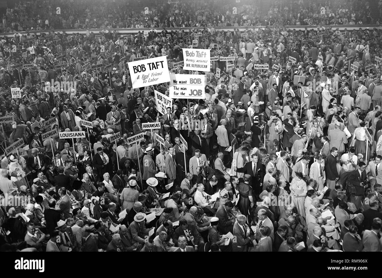 Anzeichen für Robert Taft sind auf dem Boden der Internationalen Amphitheater während der Republikanischen Konvention 1952 gezeigt. Stockfoto