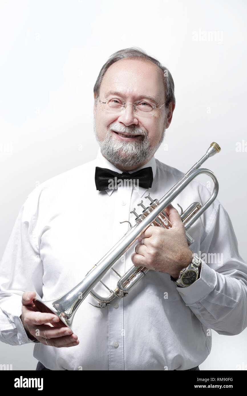 Portrait. lächelnd erwachsenen Mann Musiker mit Trompete Stockfoto