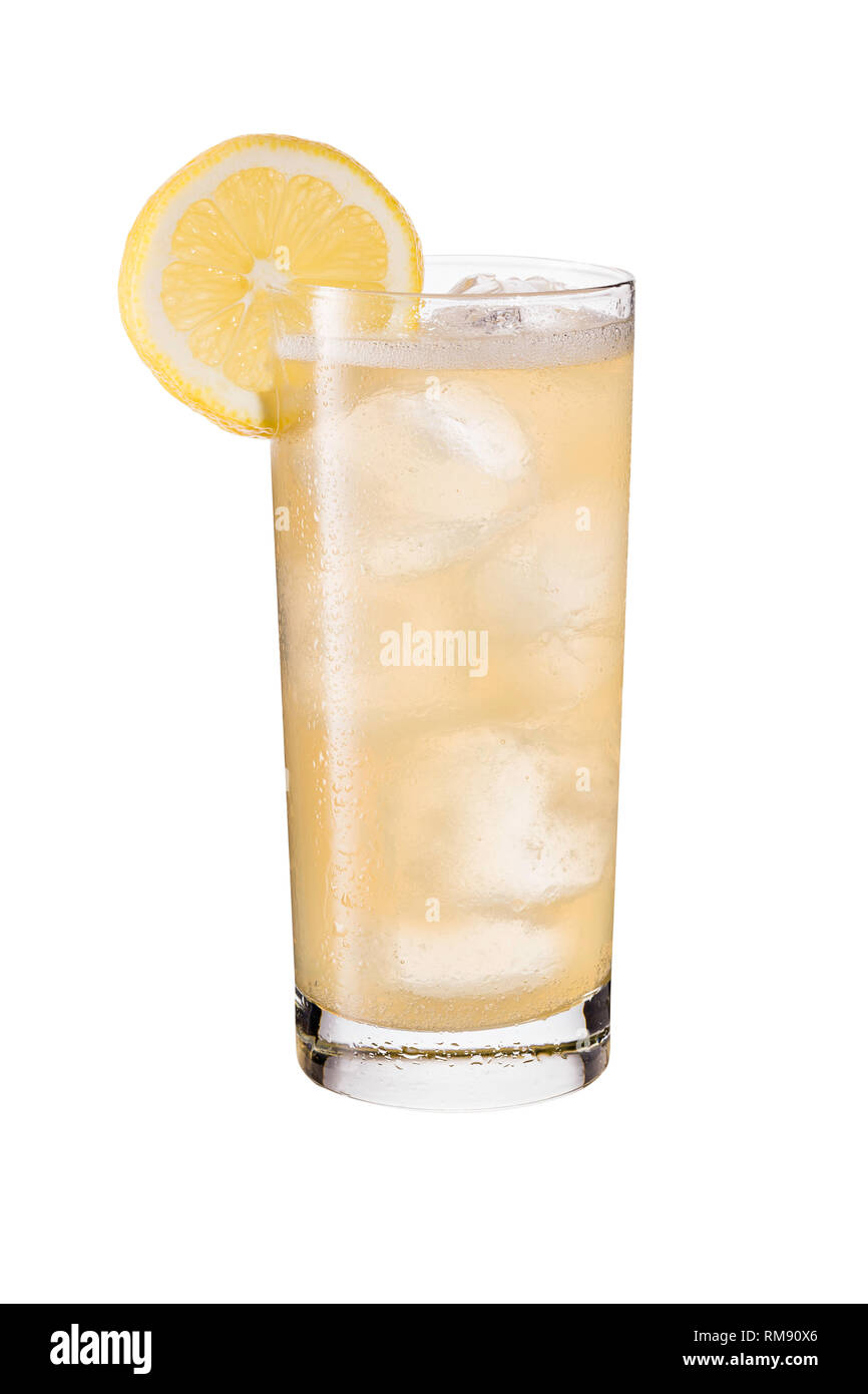 Erfrischende Whiskey Ginger Cocktail auf Weiß mit einen Freistellungspfad Stockfoto
