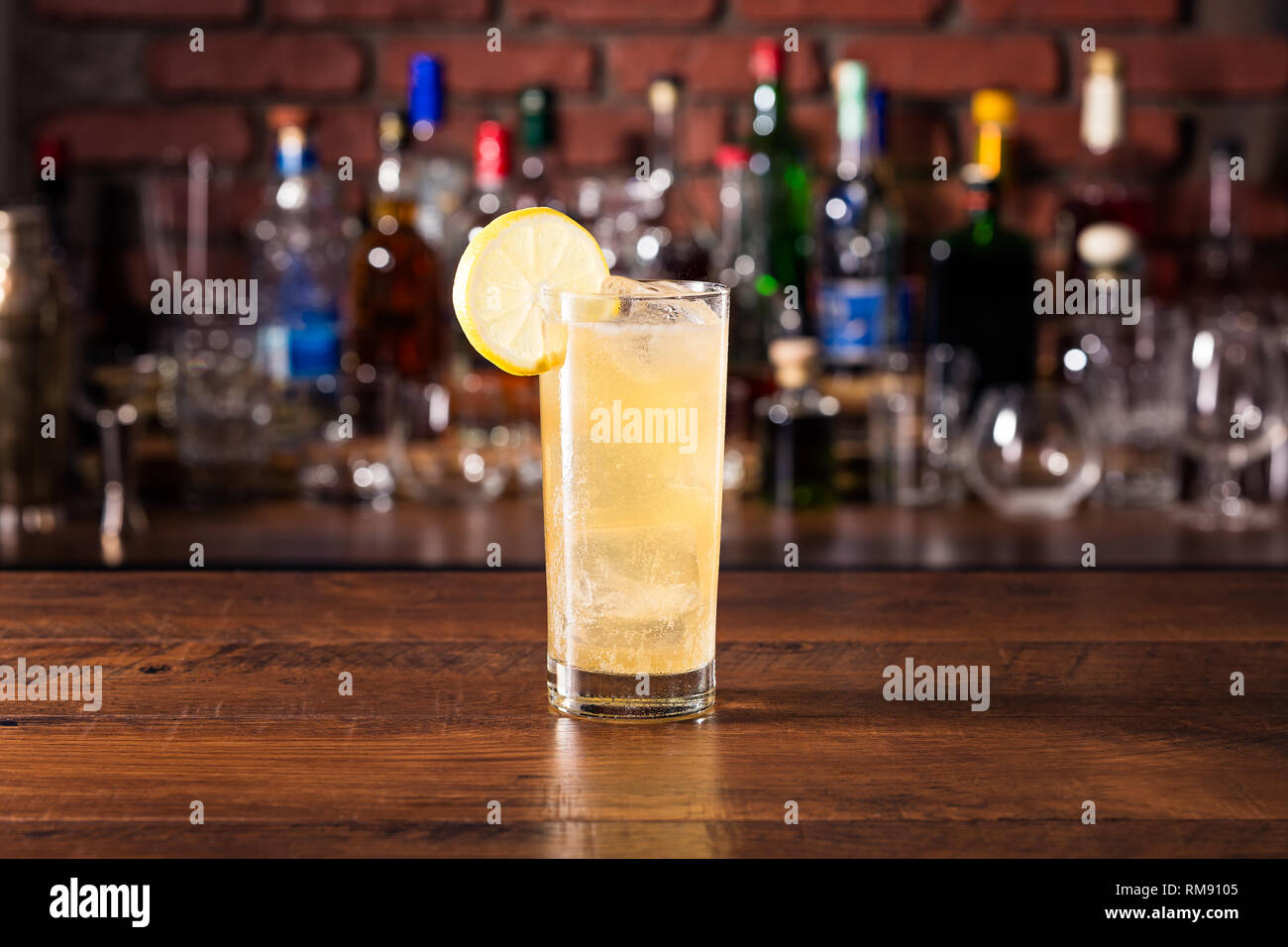 Erfrischende Whiskey Ginger Cocktail an der Bar Stockfoto