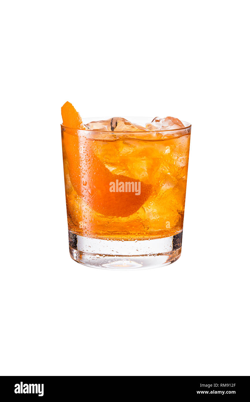 Erfrischende Bourbon Old Fashioned Cocktail auf Weiß mit einen Freistellungspfad Stockfoto