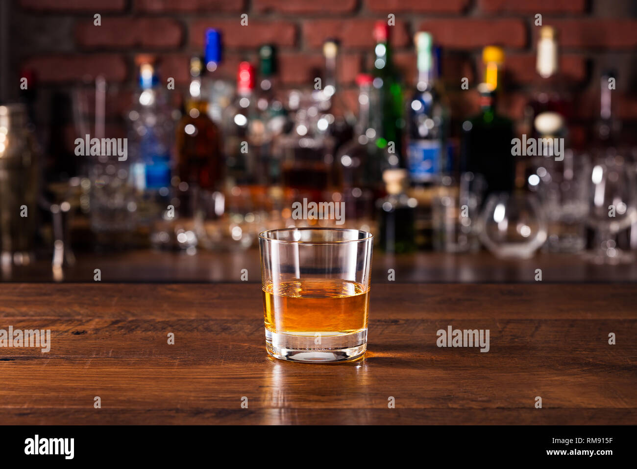 Erfrischende Whiskey ordentlich Cocktail auf einer Bar Stockfoto