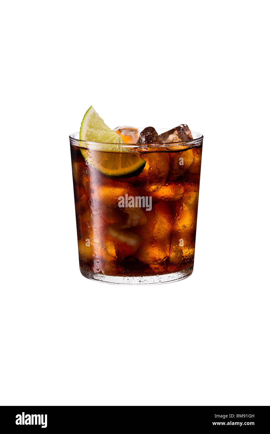Erfrischende Rum und Cola Cocktail auf Weiß mit einen Freistellungspfad Stockfoto
