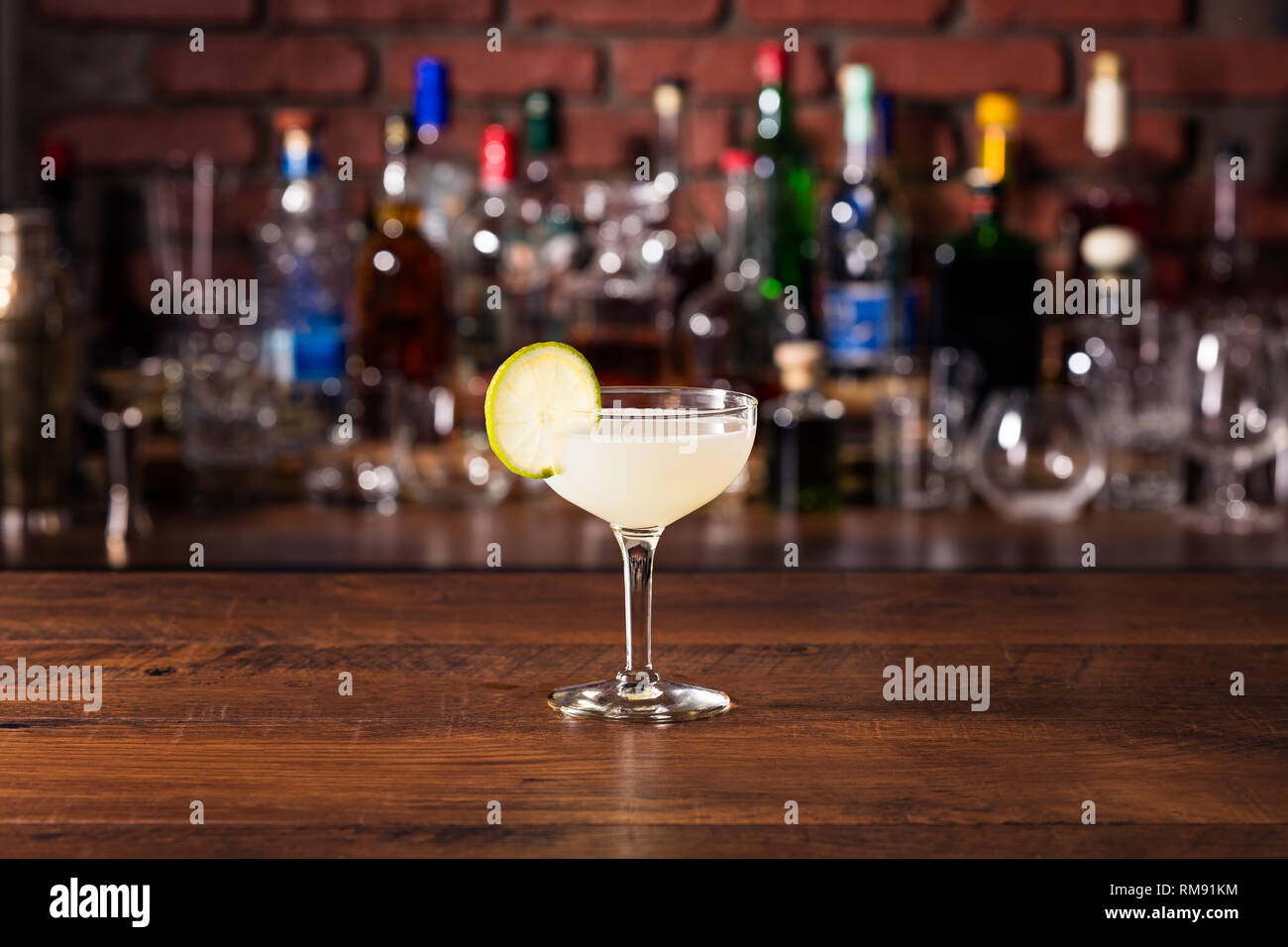 Erfrischende Wodka Gimlet Cocktail an der Bar Stockfoto